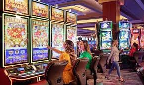 Live Blackjack Table တွင် Dealer Card ဖြန့်နေသောမြင်ကွင်း