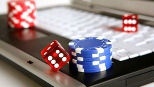 618 slot Live Casino တွင် Baccarat Dealer နှင့် တိုက်ရိုက်ကစားနေသောမြင်ကွင်း
